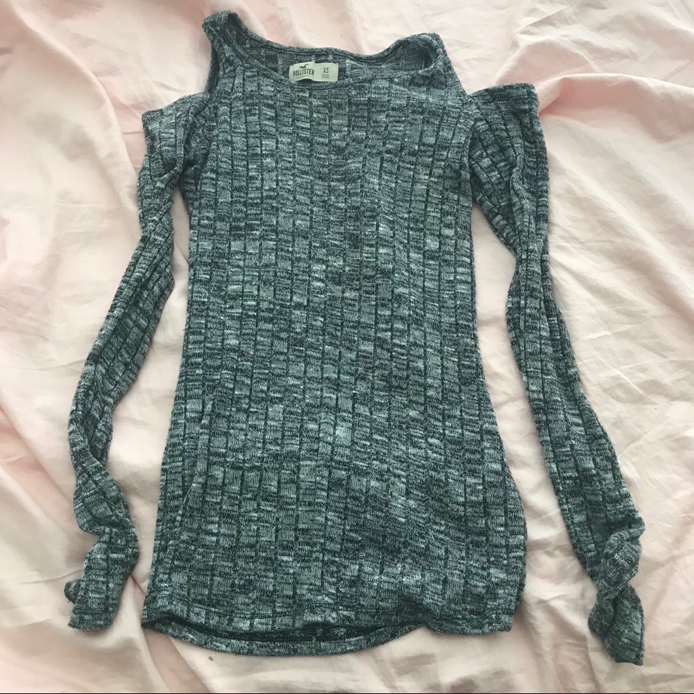 Cold shoulder Holister top